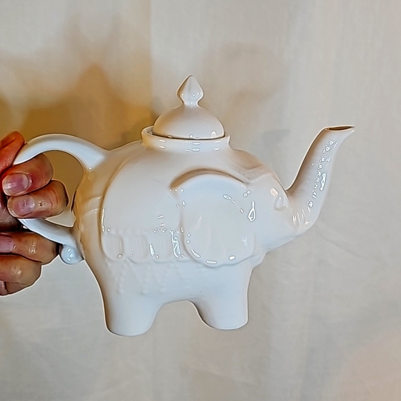 Cordon Bleu Porcelain Elephant Tea Pot - Picture 3 of 10